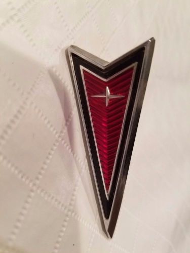Vintage gm pontiac - firebird arrow emblem badge part# 1701960