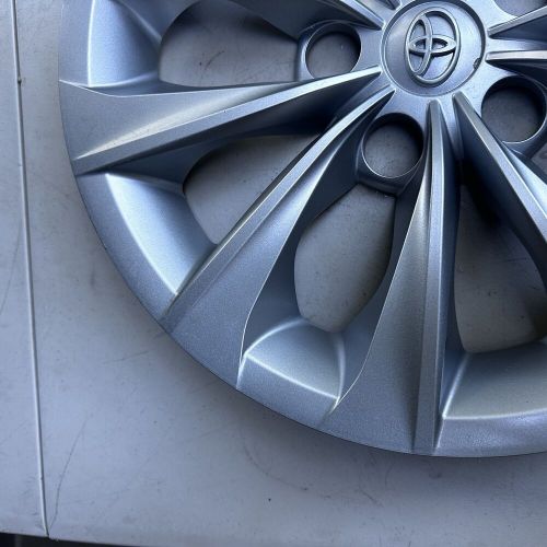 15-17 toyota camry &amp; hybrid le 16” hubcap wheel cover 42602-06070 curb dmg 16