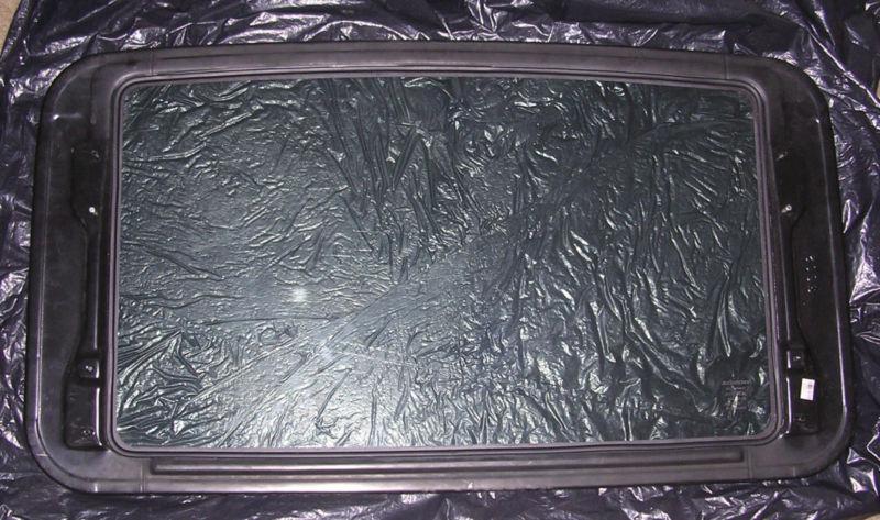 Window glass for roof    used' in fare condition automatic sun roof for a 2007 h