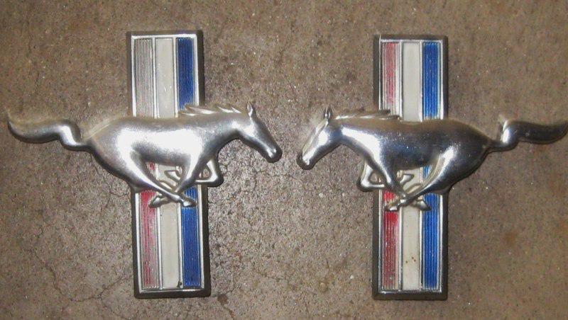 Mustang side fender emblems