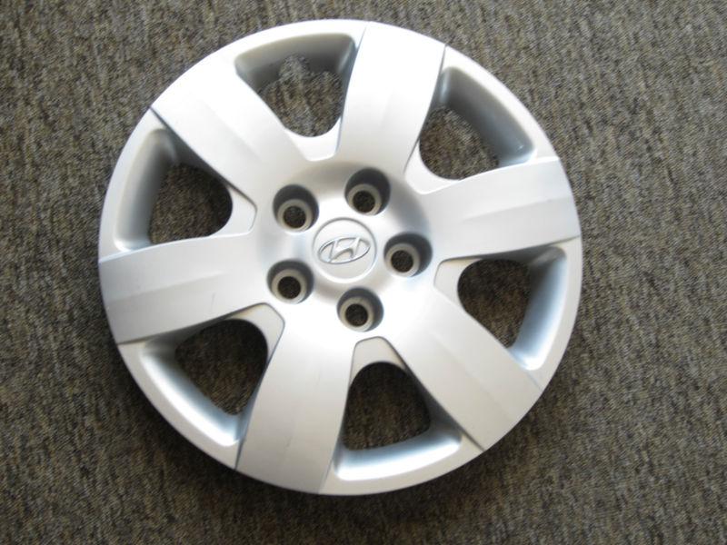 Factory hyundai hubcap, fits on sonada years 2006 - 2010 car.