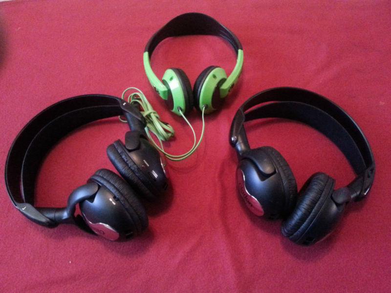 2 used wireless valor clarion dvd headphones, 1 skullcandy lime green headphones