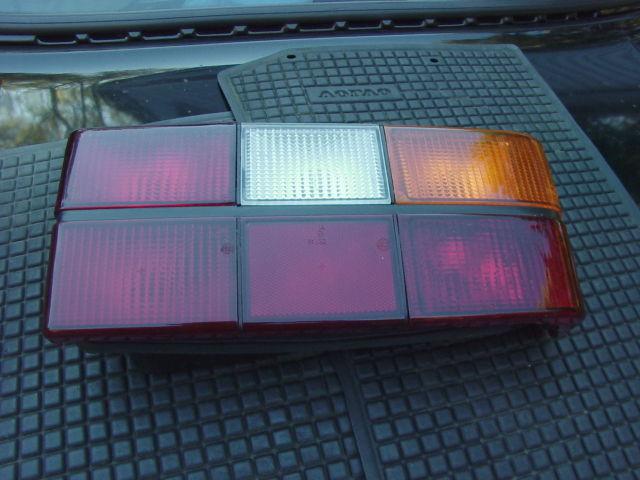 Volvo 240 sedan tail lamp oem 1372450 right side black bar very nice lamp-look!