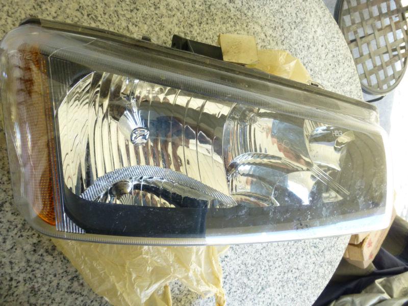 2004 chevy avalanche rh headlight housing w/ bulbs nice condition !!!