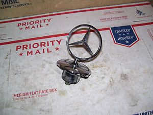 Vintage oem mercedes benz flower pedalstal hood emblem 115-880-00-86 / nice