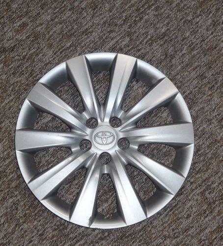 One genuine toyota corolla  2011 2012 2013 16&#034; wheel cover hub cap 10 spokes