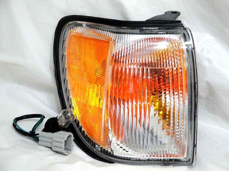 Nissan 99-04 pathfinder corner turn signal parking light lamp r h w/bulb new