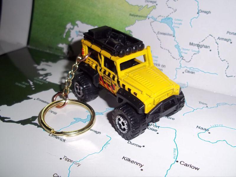 Custom mint keychain dune dog,yellow w/chrome mags