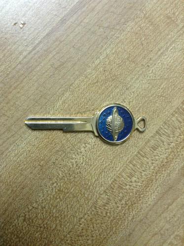 Oldsmobile globe yellow gold crest key vintage b-10 gm 1935-1966 nos key 