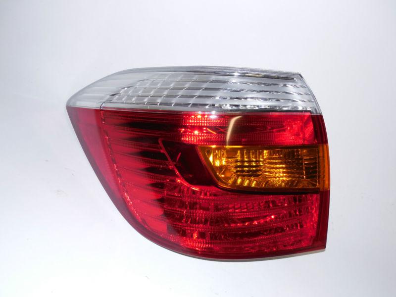 08 092010  toyota highlander oem left tail light nice!