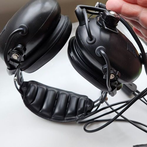 Flightcom nighthawk, model 4dlx pilot headset with mic.   aviation (one owner)