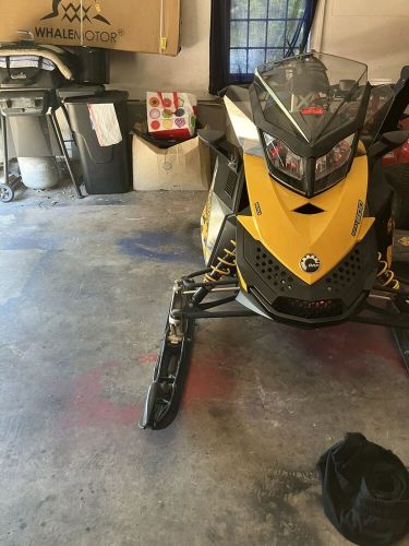 Skidoo 2011 mxz 600 rev-xp.  has heated grips and heated thumb lever has reverse