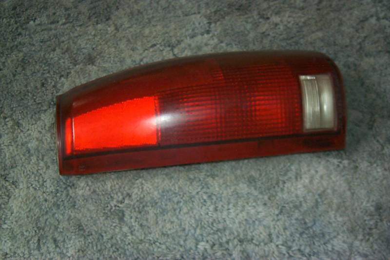 98 suburban right tail light assembly w/bulbs