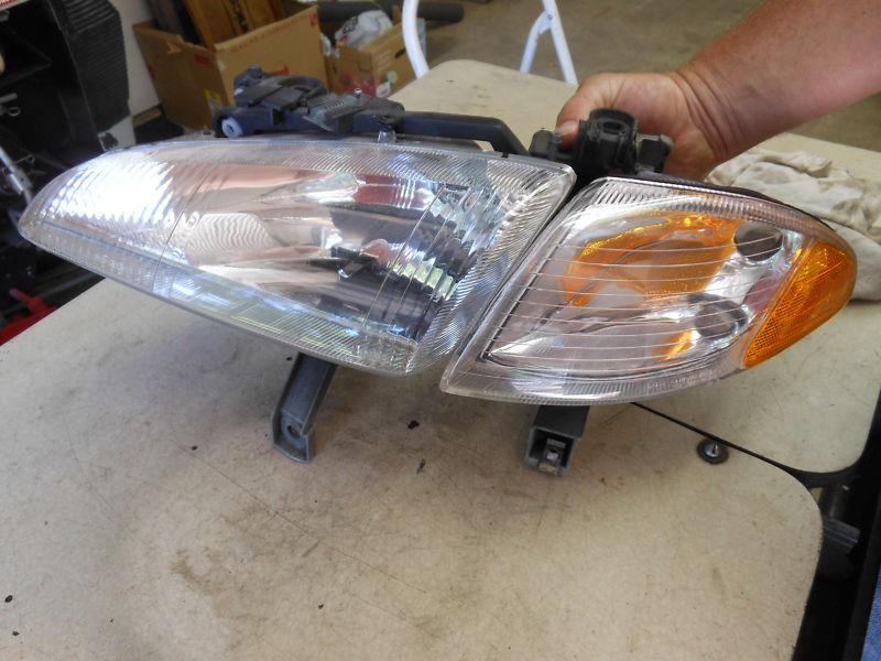 Driver side left headlight lamp assembly 93 dodge intrepid w/park & signal type