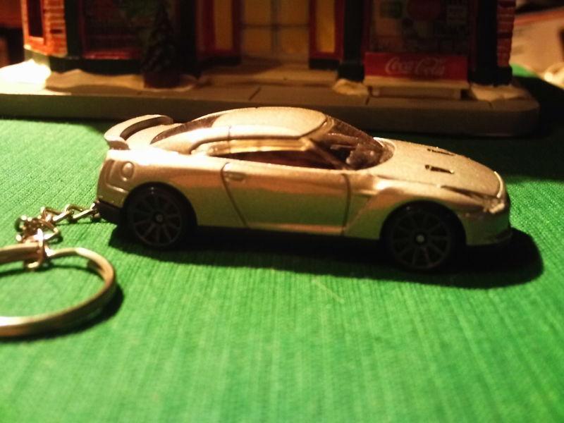 Fast and furious 2009 nissan gt-r custom key chain - metalflake grey/silver