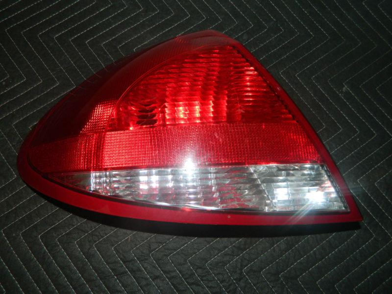 Oem 2004-2007 ford taurus  left /  driver  side tail light assembly