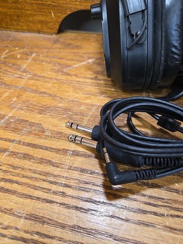 Telex echelon 150 aviation headset with 3 plugs