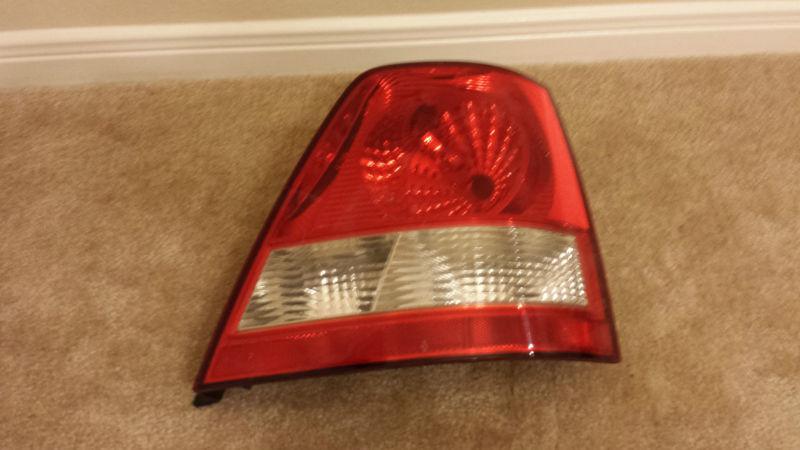 2003-2006 kia sorento rh passenger side tail light oem 