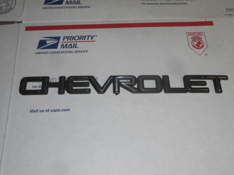 Chevrolet silverado 1500 rear trunk emblem logo 99 00 01 02