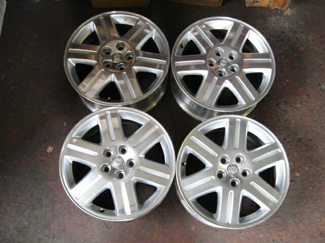 Set of (4) 18x7.5, chrysler 300, factory alloy oem wheels with center caps.