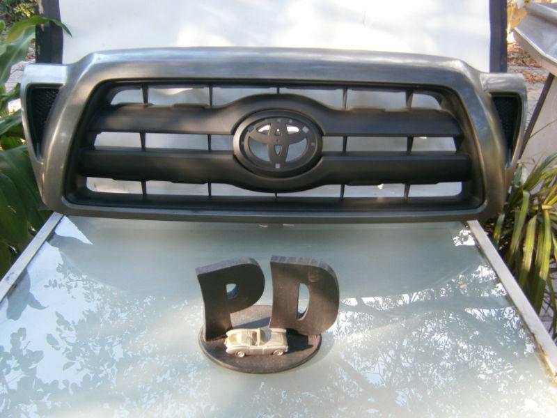 2005-2010 toyota tacoma front grill assembly p/n 53100-04350   oem/warranty