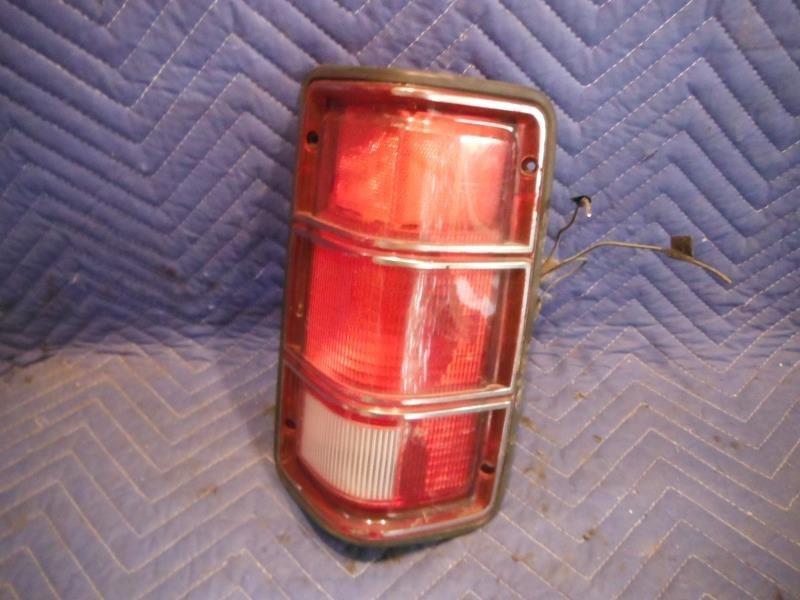 85 86 87 88 dodge ram 150 pickup r. tail light sweptline thru 12/1/87 w/bezel