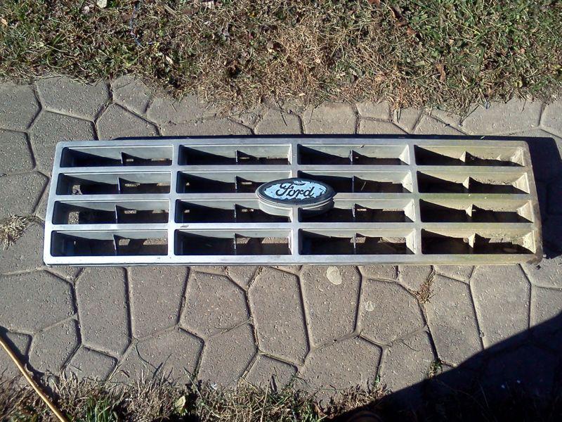 1980-81-82-83-84-85-1986 oem ford f150/f250/f350 / bronco front grille/emblem