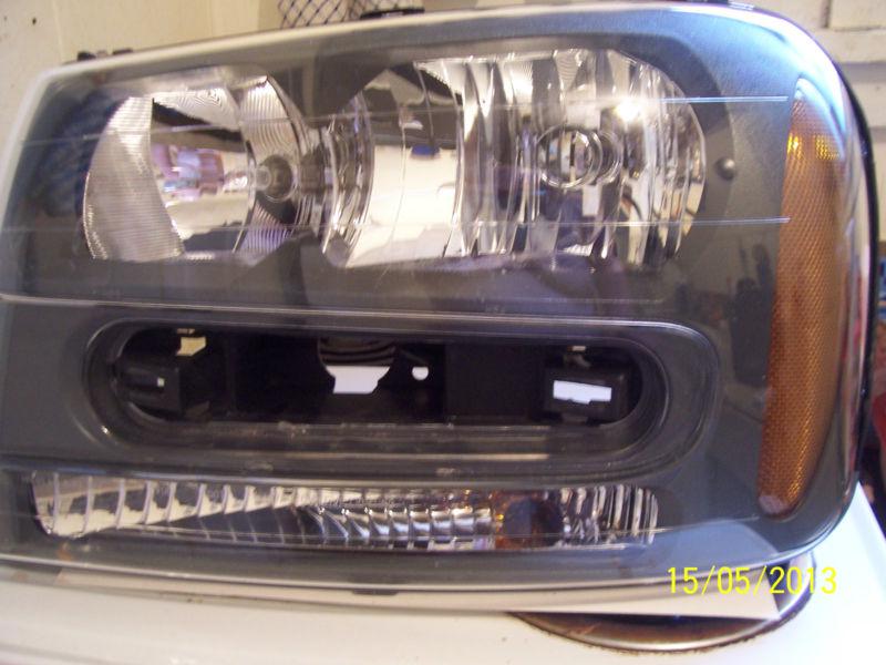 2002-2009 trail blazer headlight   oem