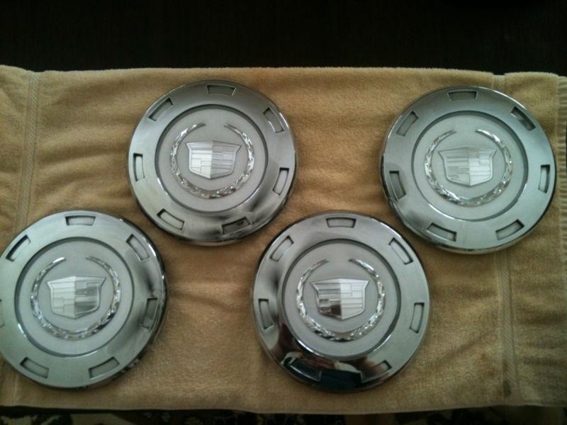 Cadillac escalade center cap set (4) used