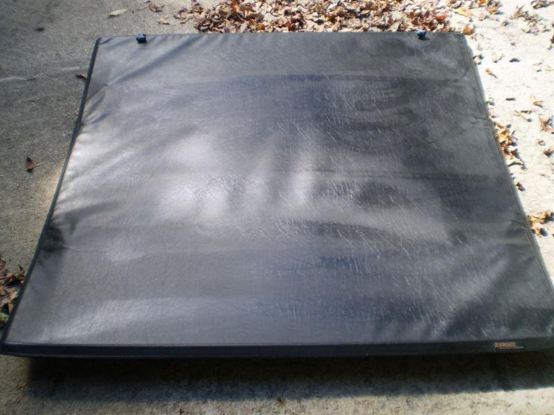 03' chevy s-10 crew cab lund tri-fold bed cover