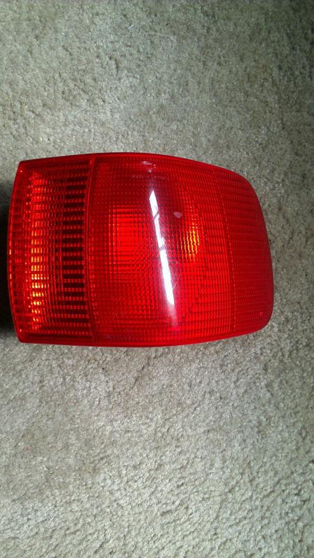 93 94 95 audi 90 r. tail light outer 39452