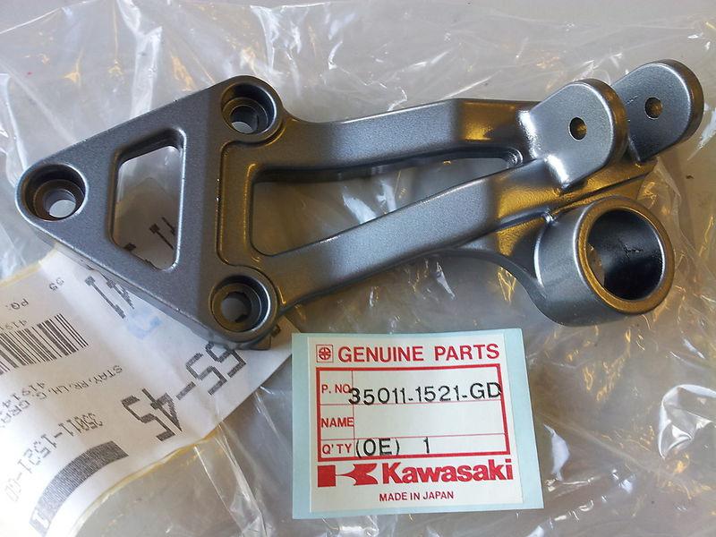 Kawasaki zx1100 ninja zzr 1100 90-91 foot peg bracket l.h. 35011-1521-gd nos