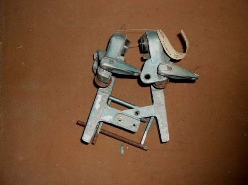 E1a922 1957 evinrude 18 hp bracket clamp from model 15020 pn 376284 , 376283