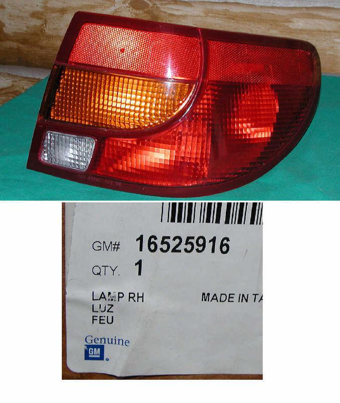 Saturn s series sedan 00 01 02 right taillight taillamp