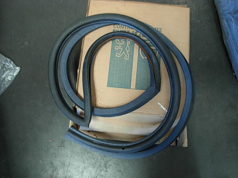 Peugeot 505  r/rear door seal 902356 blue