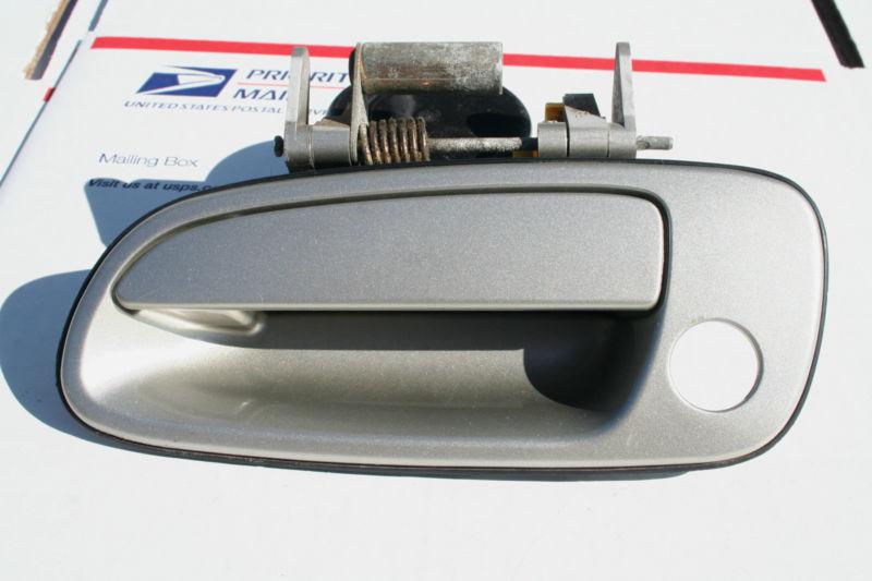 01 02 03 toyota prius left front door handle silver  60 day warranty priority