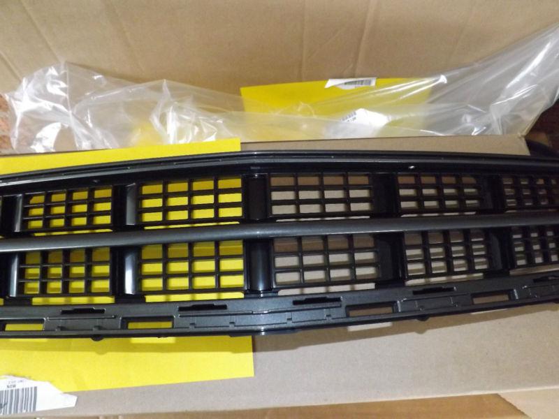 New 2013-2014 cadillac ats gm factory front bumper grille 20861619.