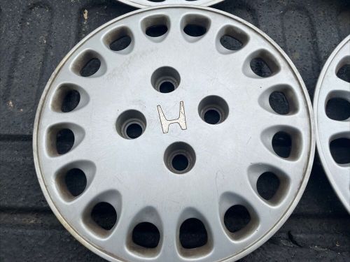 1992-93 honda accord hubcap wheel cover set of four 44733-sm4-n100-m1  (used)