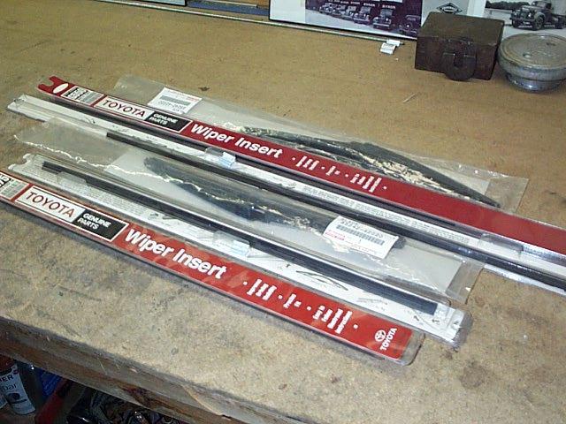 Toyota  wiper blades new     n/r