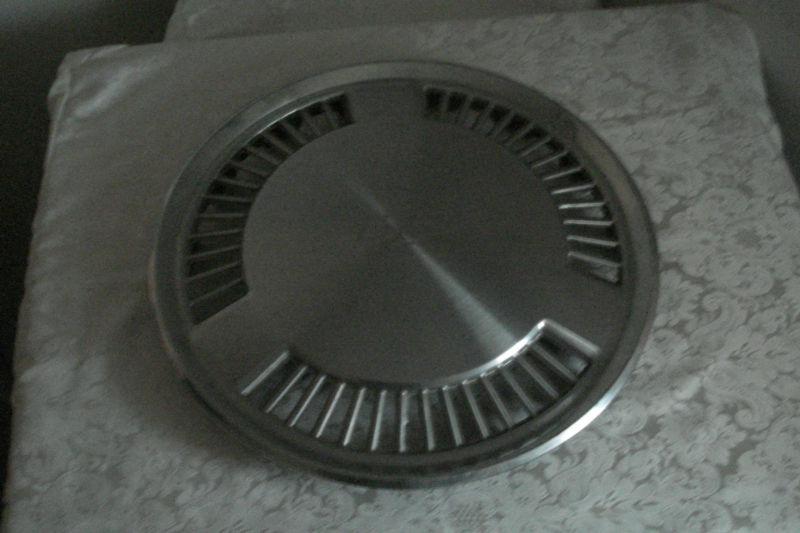 (1) 14 inch chevy hubcap