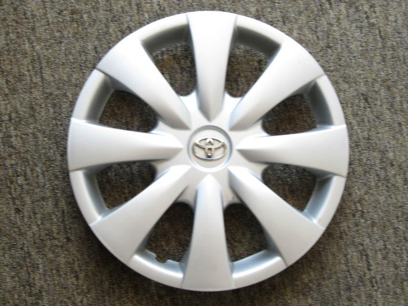 Factory toyota hubcap, fits on corolla years 2009 - 2011 car.