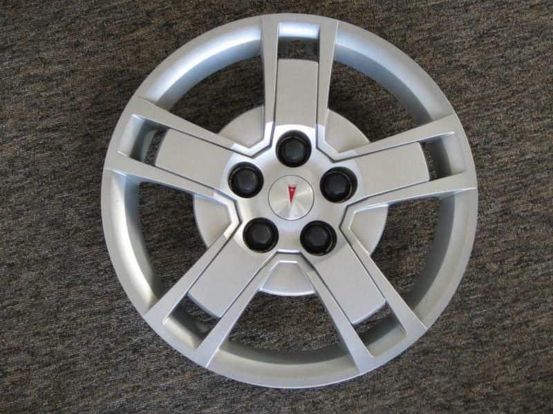 Factory pontiac hubcap, fits on vibe years 2009 - 2010 s.u.v.