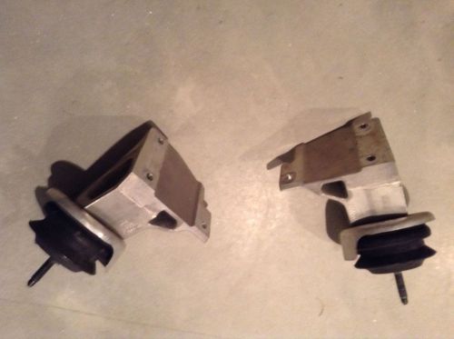 Ls1 or ls6 engine mounting brackets with rubber mounts