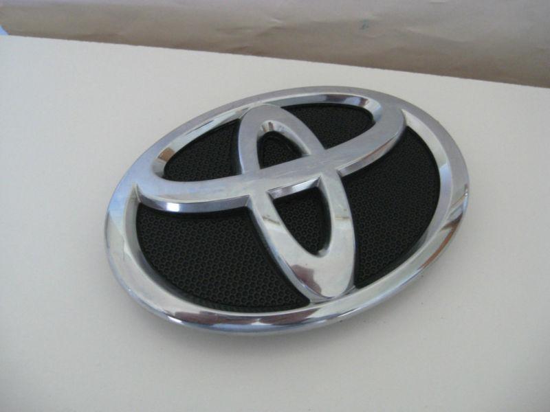 2007 07 08 09 toyota camry front bumper grill grille emblem oem 75311-06060  