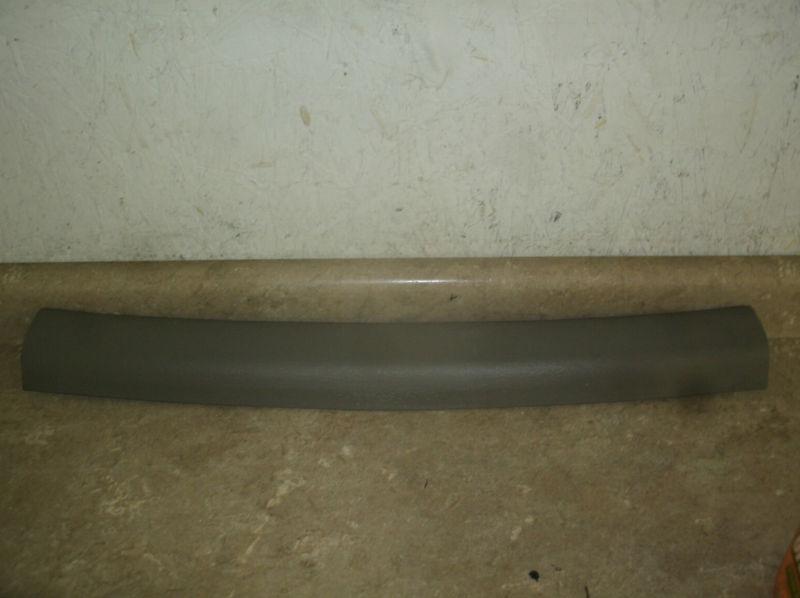 01-03 town & country/ caravan/voyager right/passenger front rocker sill moulding