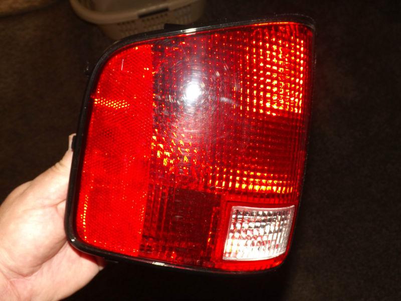 1995-2004 s10/gmc left driver side tail light