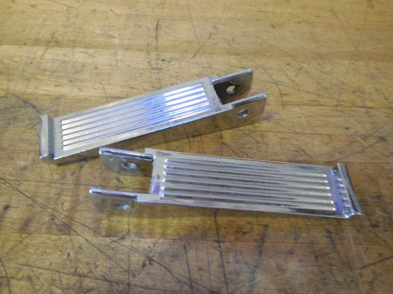 Ribbed 5/8 inch female style footpegs