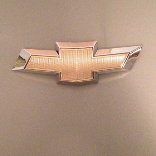 2009-2012 chevrolet traverse oem front grille emblem  22759831