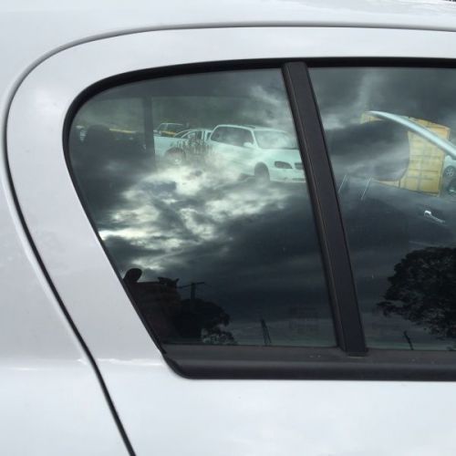 2007 ah astra fixed door glass rh rear #c610