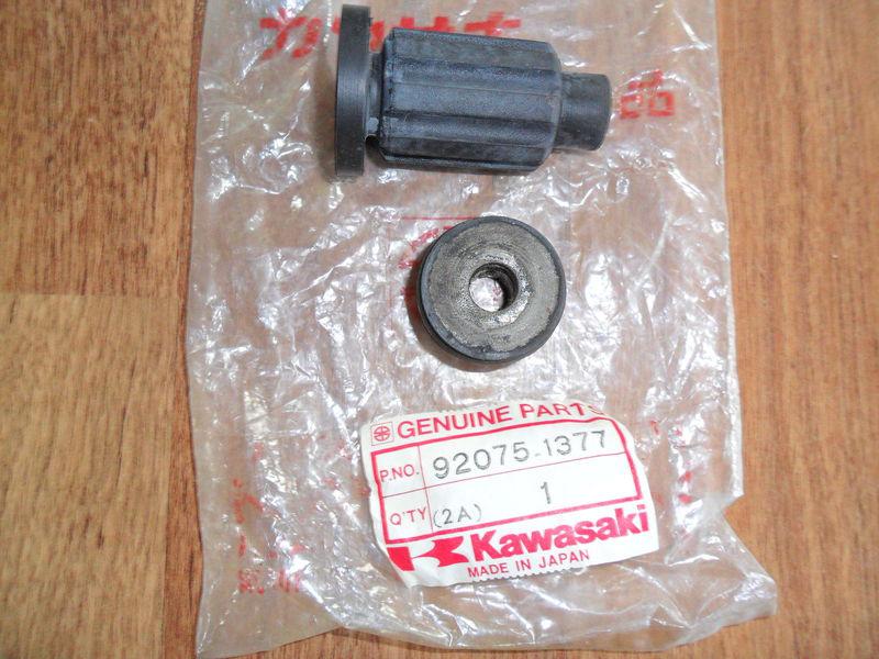 Nos kawasaki engine bracket damper kaf620 86-00 zg1200 zx1100 zx1000 92075-1377